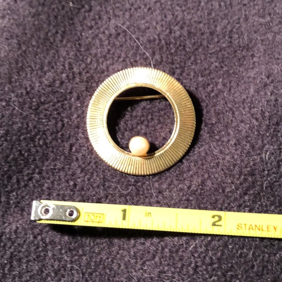 Circle pin with single pearl - Picture 1 of 3